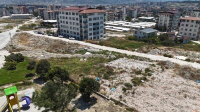 DEFNE BELEDİYESİ’NİN KAÇAK DÖKÜMLERE ‘DUR’ DİYEMEMESİ, SOKAKTA MOLOZ DAĞLARI OLUŞMASINA NEDEN OLDU DEFNE BELEDİYESİ BİNA SAKİNLERİNDEN 300 BİN TL ALDI AMA 1 BUÇUK  YILDIR MOLOZLARI KALDIRILMADI