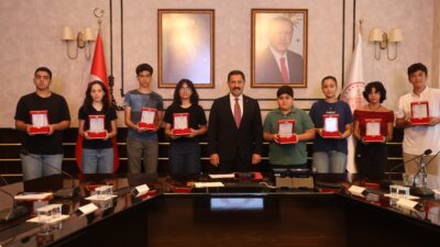 DEPREMİN İZLERİNİN SİLİNDİĞİ HATAY’DA 8 ÖĞRENCİ LGS’DE BİRİNCİ OLDU, 25 ÖĞRENCİ YKS’DE İLK BİNDE YER ALDI YKS’DE BAŞARI ELDE EDEN ÖĞRENCİNİN ÜNİVERSİTE HEDEFİNİ DEPREM SONRASI YAŞADIKLARI BELİRLEDİ