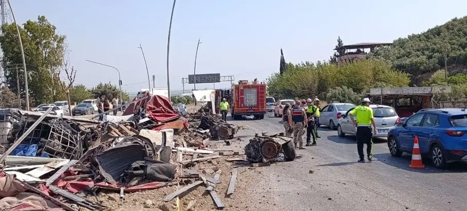 Otomobille çarpışan TIR devrildi