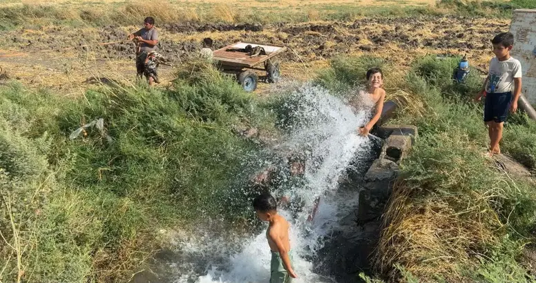 Sondaj kuyusunda yüzerek serinlediler.
