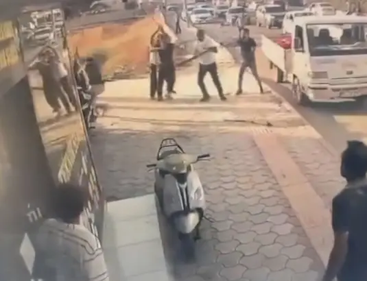 Sopalı kavgada 2 kişi yaralandı.