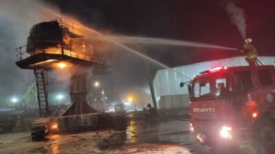 İSKENDERUN’DA VİNÇ ALEVLERE TESLİM OLDU