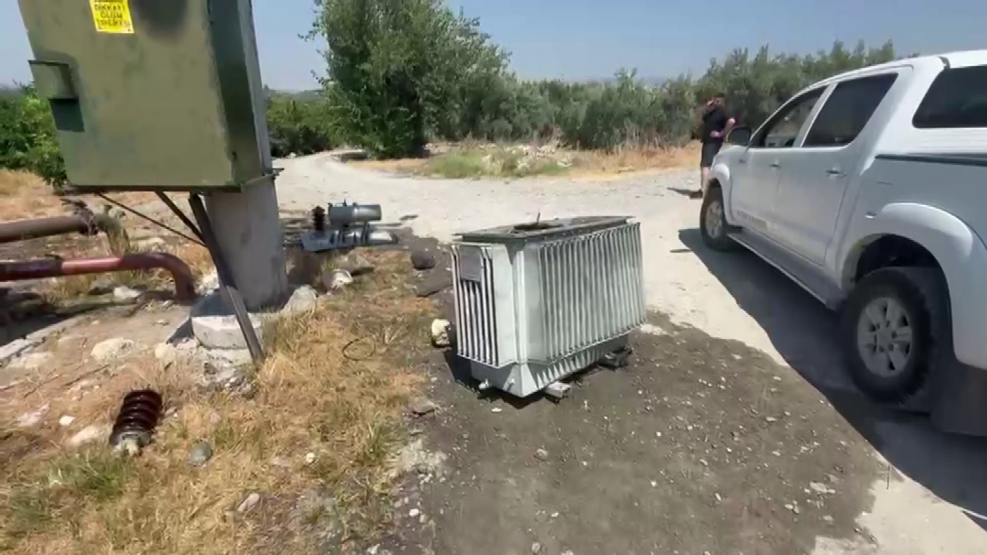 Trafoyu yere attılar. Elektrikler kesildi