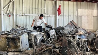 YETKİLİ SERVİSİN ÖNÜNDEKİ BEYAZ EŞYALAR ARDI ARDINDA PATLAYARAK ALEVLERE TESLİM OLDU KORKU DOLU ANLAR KAMERAYA YANSIDI