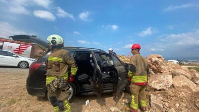 İSKENDERUN’DA KAYALIKLARA ÇARPAN OTOMOBİLİN SÜRÜCÜSÜ YARALANDI