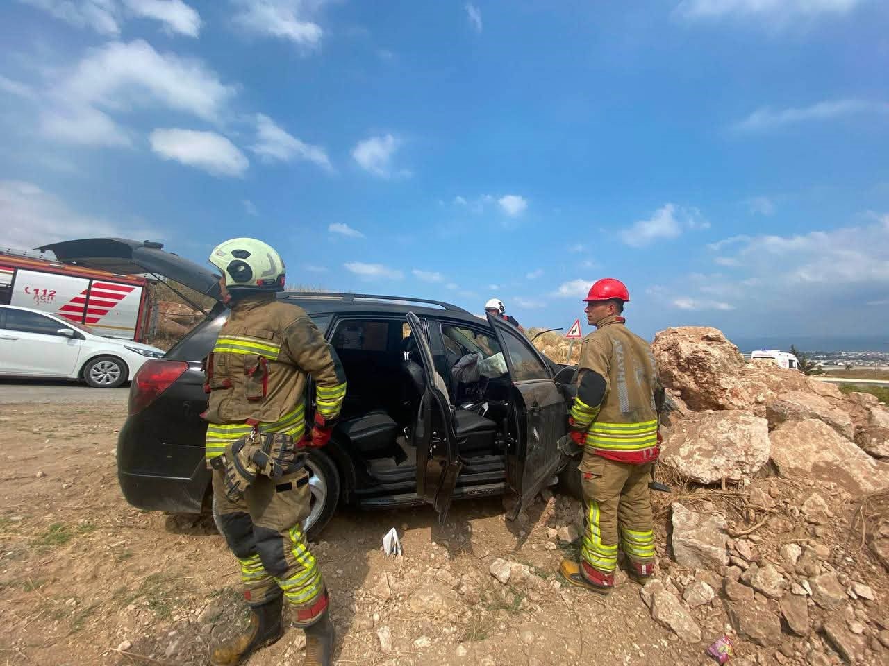 Kayalıklara çarpan otomobilden sağ çıktı