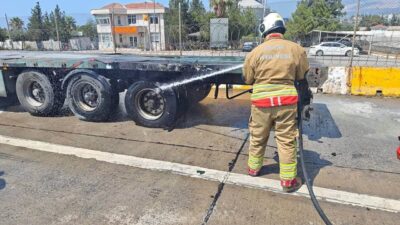 İSKENDERUN’DA TIRIN LASTİĞİNDEN ALEVLER YÜKSELDİ