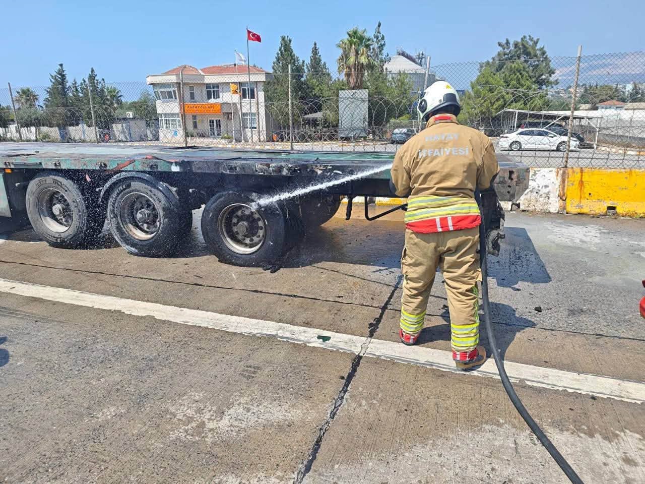 Tırın lastiğinden alevler yükseldi