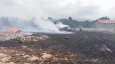 BAHÇEDE YAŞANAN YANGINDA ALEVLER 2 OTOMOBİLE SIÇRADI