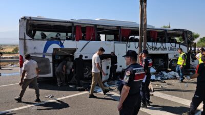 OTOBÜS KAZASINDA KENDİSİ YARALANAN, 36 YILLIK HAYAT ARKADAŞI VEFAT EDEN ADAMIN UYKUYA DALAN ŞOFÖRÜ DEFALARCA UYARDIĞI ORTAYA ÇIKTI ZEYNETTİN OLGUN: “NİĞDE’DEN KAYSERİ’YE DOĞRU GİDERKEN YENİDEN UYUKLADI VE DİKKAT ETMESİNİ SÖYLEDİM, ‘BİZ ŞOFÖRÜZ’ DEDİ”