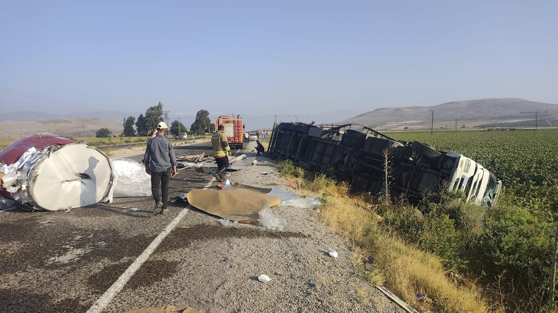 Kaza yapan tırdan yola rulo sac devrildi