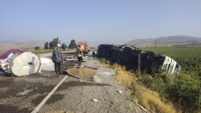 KUMLU’DA KAZA YAPAN TIRDAN YOLA RULO SAC DEVRİLDİ