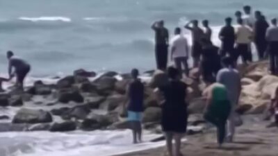 DENİZE GİRMEYİN UYARISINA ALDIRIŞ ETMEYEN 14 YAŞINDAKİ ÇOCUK DALGALARA KAPILARAK KAYBOLDU
