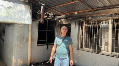 ELEKTRİK TESİSATINDAN ÇIKTIĞI DÜŞÜNÜLEN YANGINDA DEPREMZEDE AİLENİN EVİ ALEVLERE TESLİM OLDU