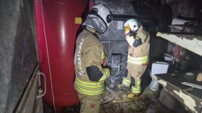 ARSUZ’DA KAZAN DAİRESİ YANGINI BİNAYA SIÇRAMADAN SÖNDÜRÜLDÜ