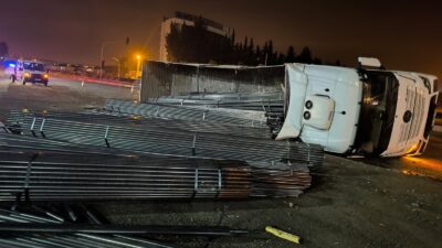 DÖRTYOL’DA DEMİR YÜKLÜ TIR DEVRİLDİ