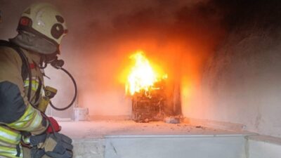 ARSUZ’DA GÜNEŞ ENERJİSİ SİSTEMLERİNİN AKÜLERİNDE YANGIN ÇIKTI