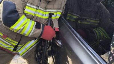 SAMANDAĞ’DA ARAÇTA KİLİTLİ KALAN ÇOCUK KURTARILDI