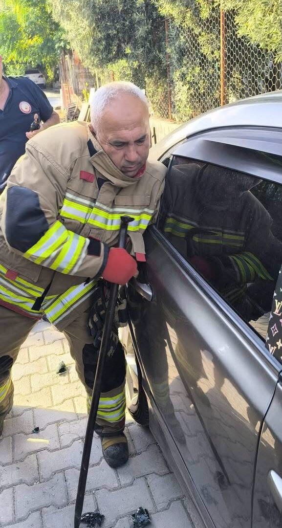 Araçta kilitli kalan çocuk kurtarıldı