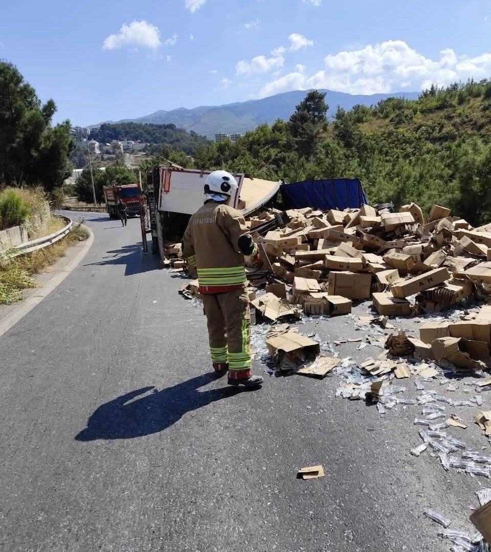 Devrilen tırın sürücüsü yaralandı.