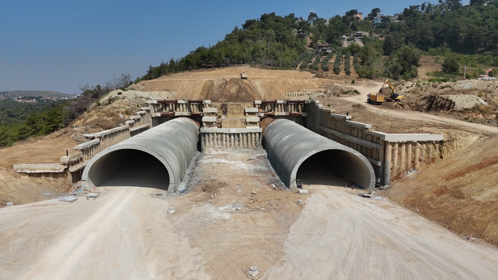Amanos dağları  iş makineleriyle  aşılıyor