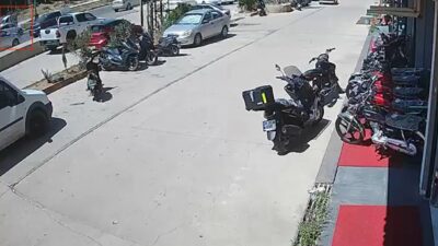 OTOMOBİLİN ÇARPTIĞI KADIN METRELERCE HAVAYA UÇARAK CAN VERDİ