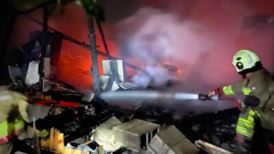 HATAY’DA 2 KATLI AHŞAP EV ALEVLERE TESLİM OLDU
