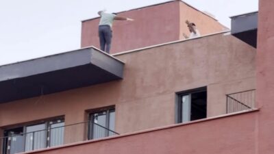 İŞ YERİNDE ÇALAN OYUN HAVASINI DUYAN İNŞAAT İŞÇİLERİ BİNANIN TEPESİNDE OYNADILAR