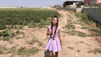‘BİR ÇOCUK BENİM GİBİ HIZLI KOŞMAK İSTER’ DİYEN 11 YAŞINDAKİ SÜREYYA, ASFALT VE TOPRAK YOLLARDA ANTRENMAN YAPIYOR