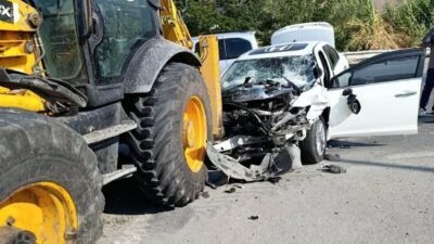 ARSUZ’DA KEPÇEYLE ÇARPIŞAN OTOMOBİL HURDAYA DÖNDÜ: 2 YARALI