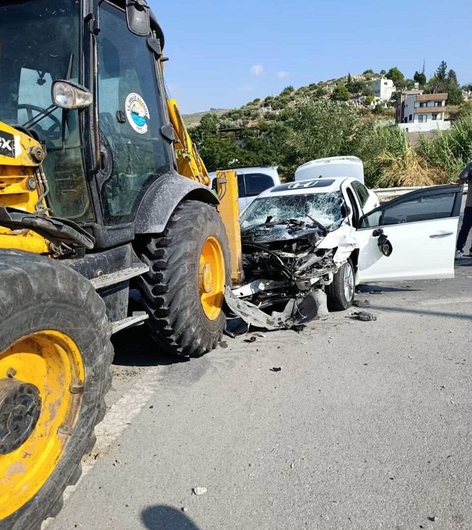  Kepçeyle çarpışan otomobil hurdaya döndü
