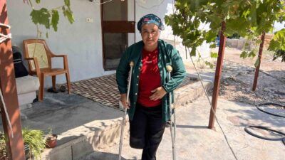 EKMEK PARASINI KAZANDIĞI ESNADA BACAĞINI ÇIRÇIR MAKİNESİNE KAPTIRAN EMİNE, SÜRÜNEREK GEÇİRDİĞİ YILLARINA SON VERMEK İSTİYOR