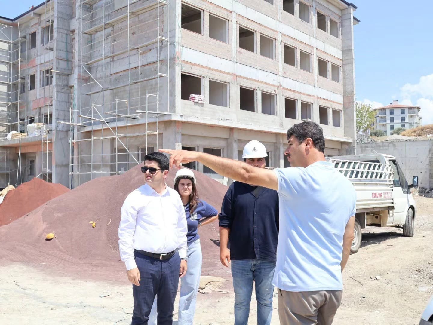 Kaymakam Eroğlu okul inşaatlarını inceledi
