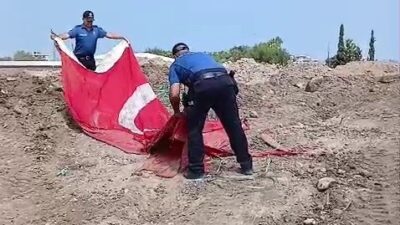 MOLOZ YIĞINLARI ARASINDAKİ TÜRK BAYRAĞINI ÖPÜP, BAŞINA KOYAN POLİS TAKDİR TOPLADI
