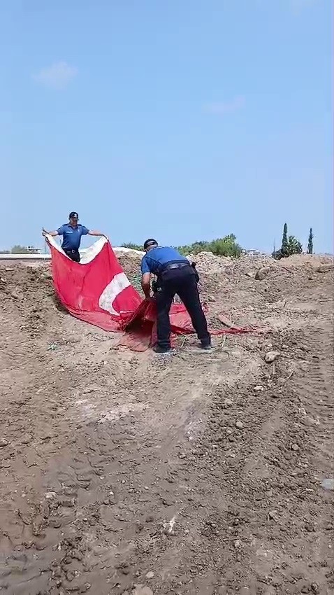 Polisler, bayrağı enkazdan aldılar