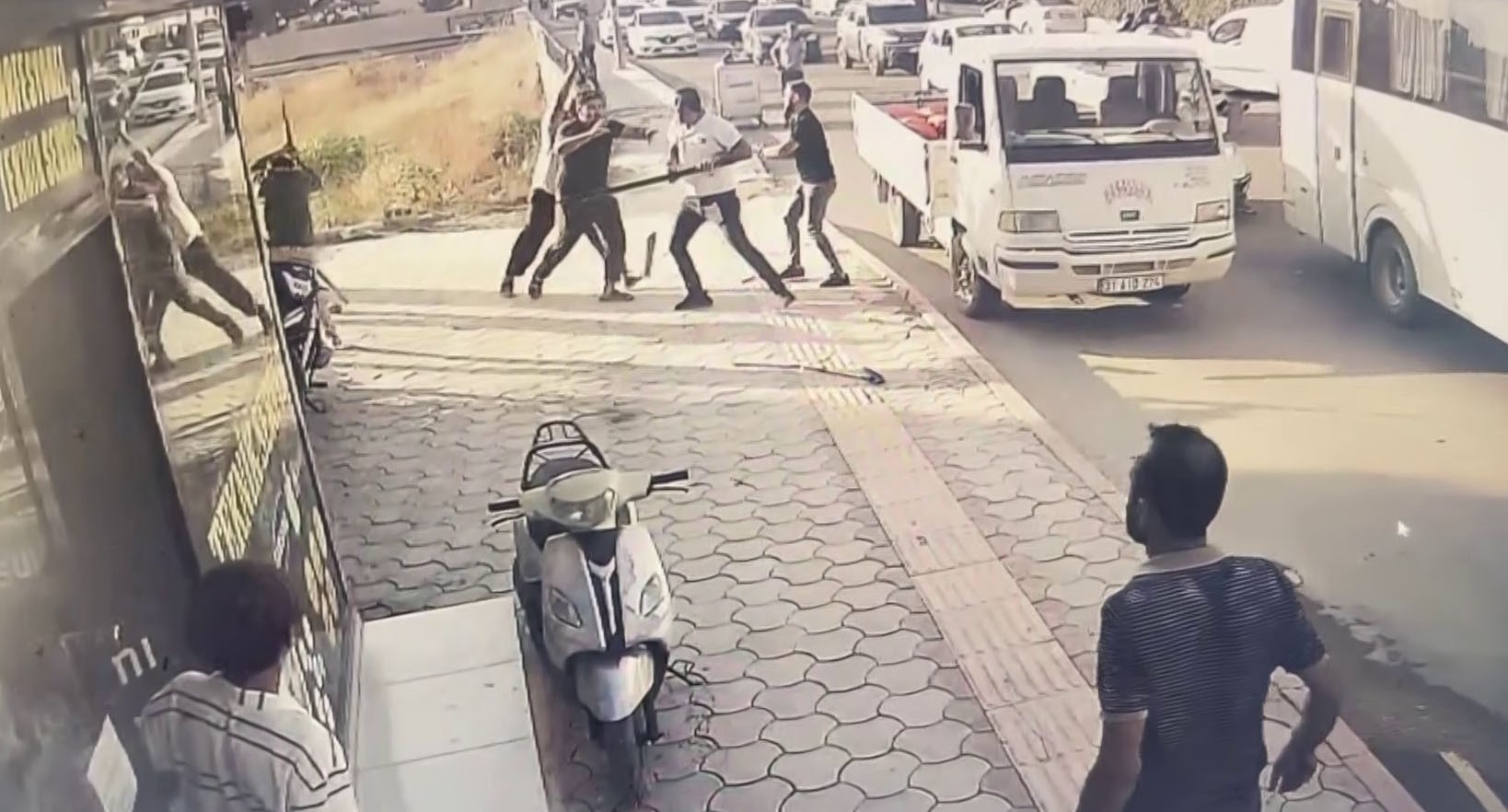 Çivili sopalarla kavgada 2 kişi yaralandı
