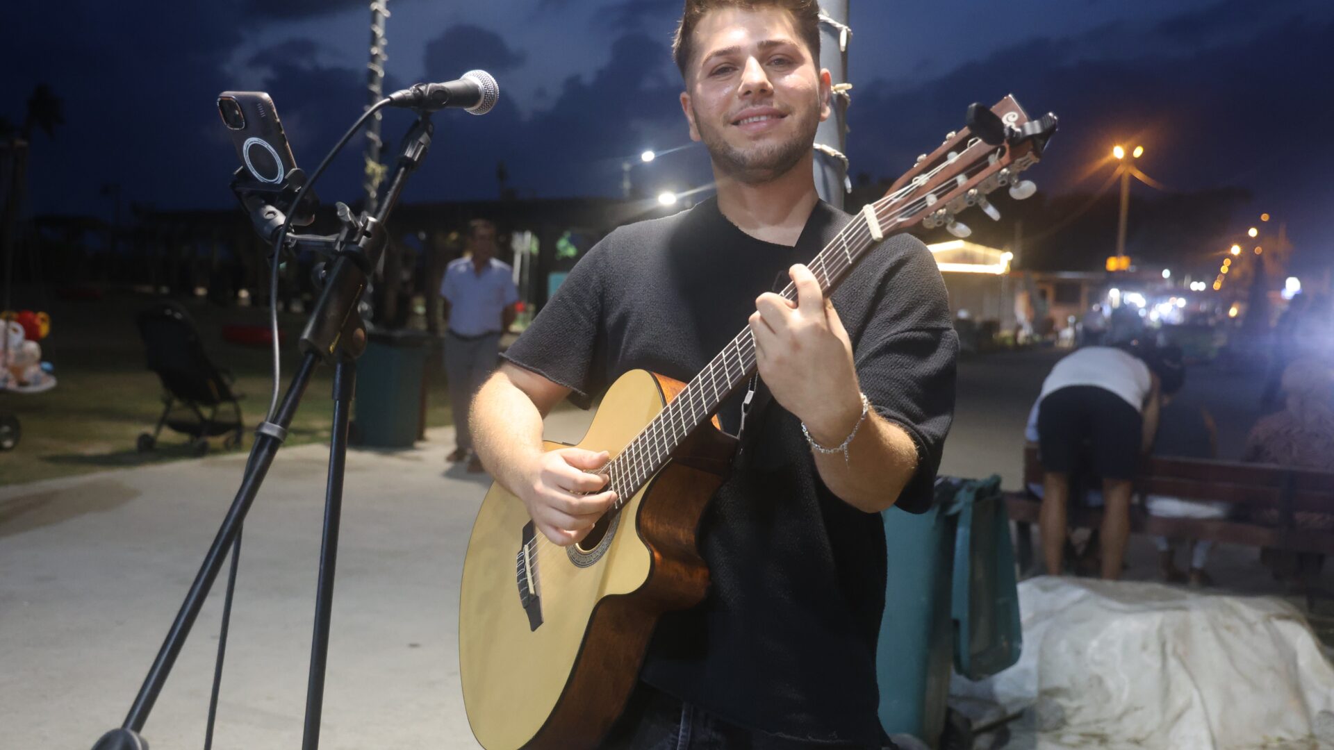  Gündüzleri elektrikçi, geceleri gitarist