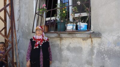 YAŞLI ÇİFTİN ALEVLERE TESLİM OLAN 40 YILLIK EVLERİNDEN GERİYE CAMI RENKLENDİREN ÇİÇEKLERİ KALDI