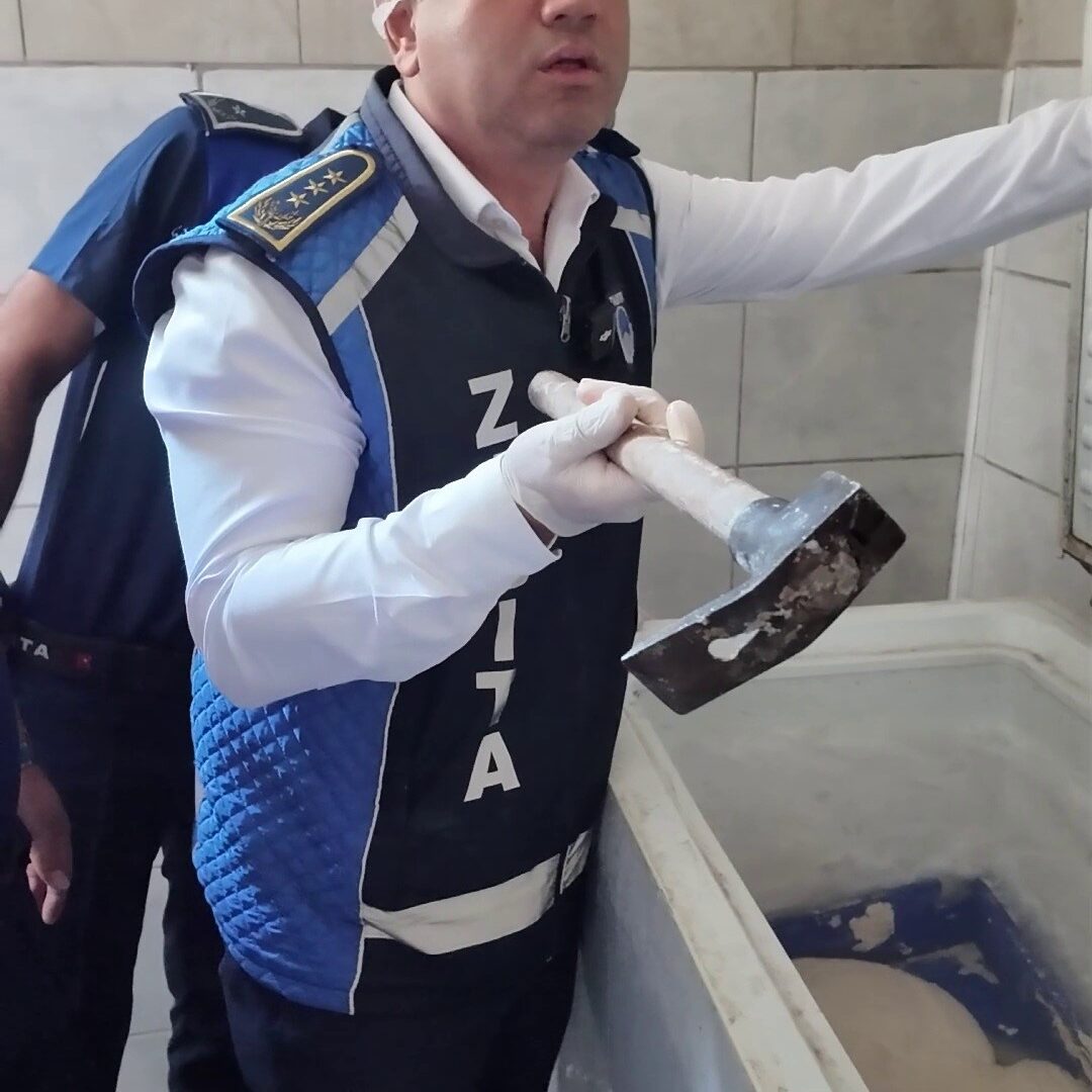 Paletlerin  altından fare dışkısı çıktı