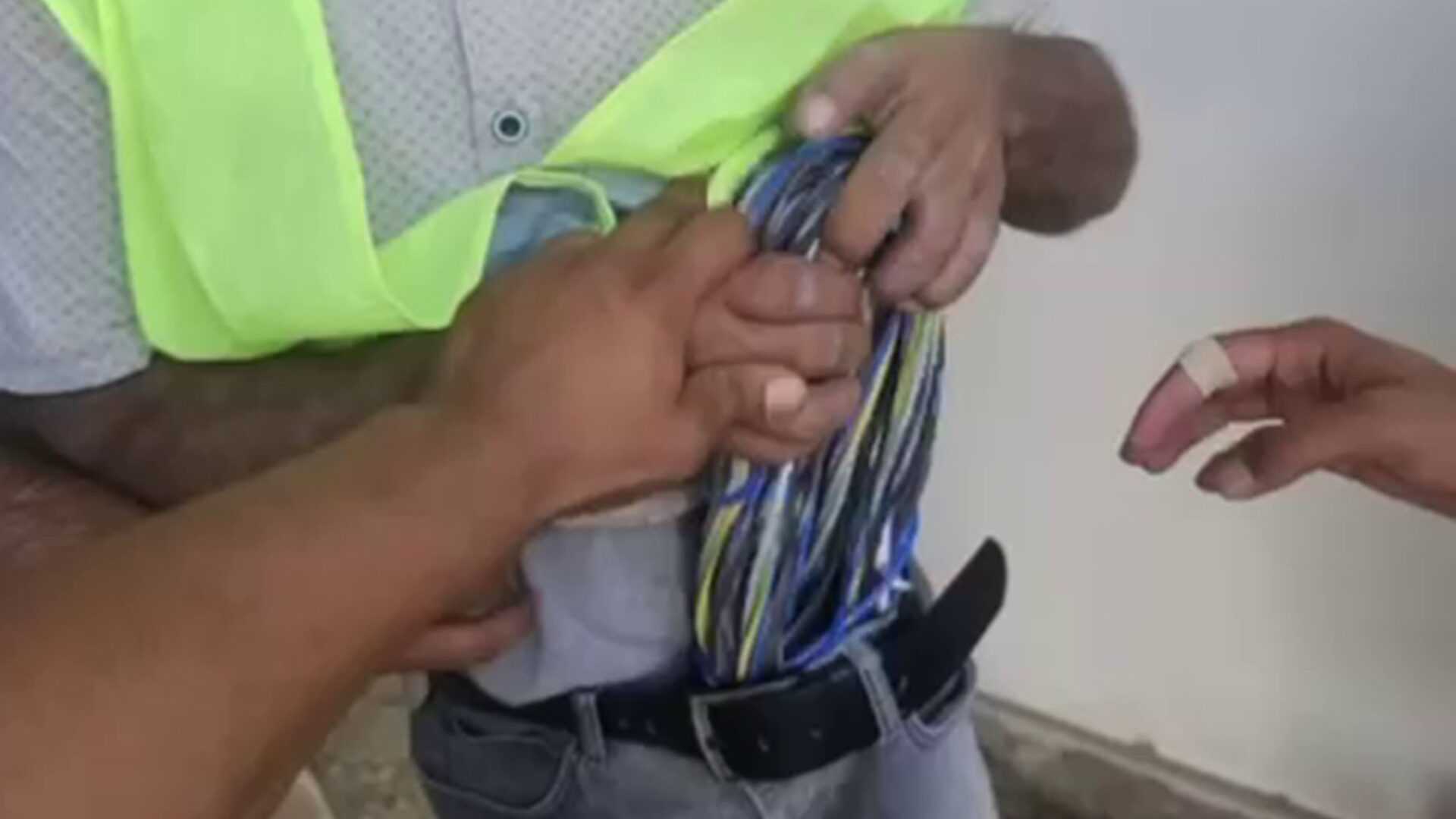İşçi kılığında  kablo çalarken yakalandı