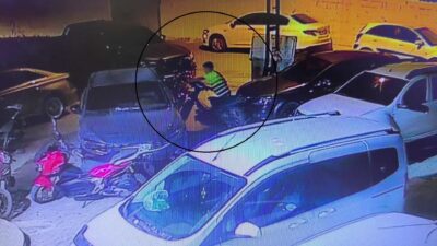 OTOMOBİLİN ARKASINDA PUSUYA YATAN ÇOCUK HIRSIZ İLE GÖZCÜSÜ, DEPREMDE AİLESİNİ VE KOLUNU KAYBEDEN GENCİN MOTOSİKLETİNİ ÇALDI