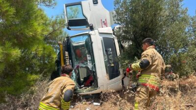 ARSUZ’DA DEVRİLEN KAMYONUN SÜRÜCÜSÜ YARALANDI