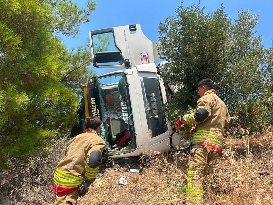 Devrilen kamyonun sürücüsü yaralandı