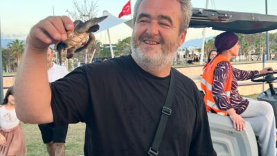ÇOCUKLARIN ‘KAHRAMAN AĞABEYİ’ BOĞAZINA ÇUVAL DOLAŞAN KAPLUMBAĞAYI ÖLÜMDEN KURTARDI