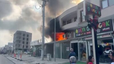 ALEVLERİN YÜKSELDİĞİ MOBİLYA MAĞAZASINDA YAŞANAN YANGIN APARTMANDA PANİĞE NEDEN OLDU ALEVLERİN YÜKSELDİĞİ APARTMANDAN KURTARILAN KADIN: “ALLAH’IM, KURBAN OLDUĞUM BİZE YARDIM ET”