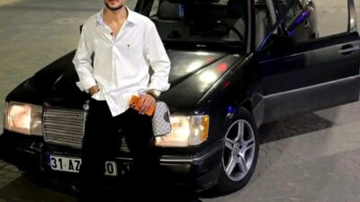 OTOMOBİLE OK GİBİ SAPLANAN MOTOSİKLETİN SÜRÜCÜSÜ HAFİF TİCARİ ARACIN ALTINDA KALARAK CAN VERDİĞİ KAZA KAMERADA