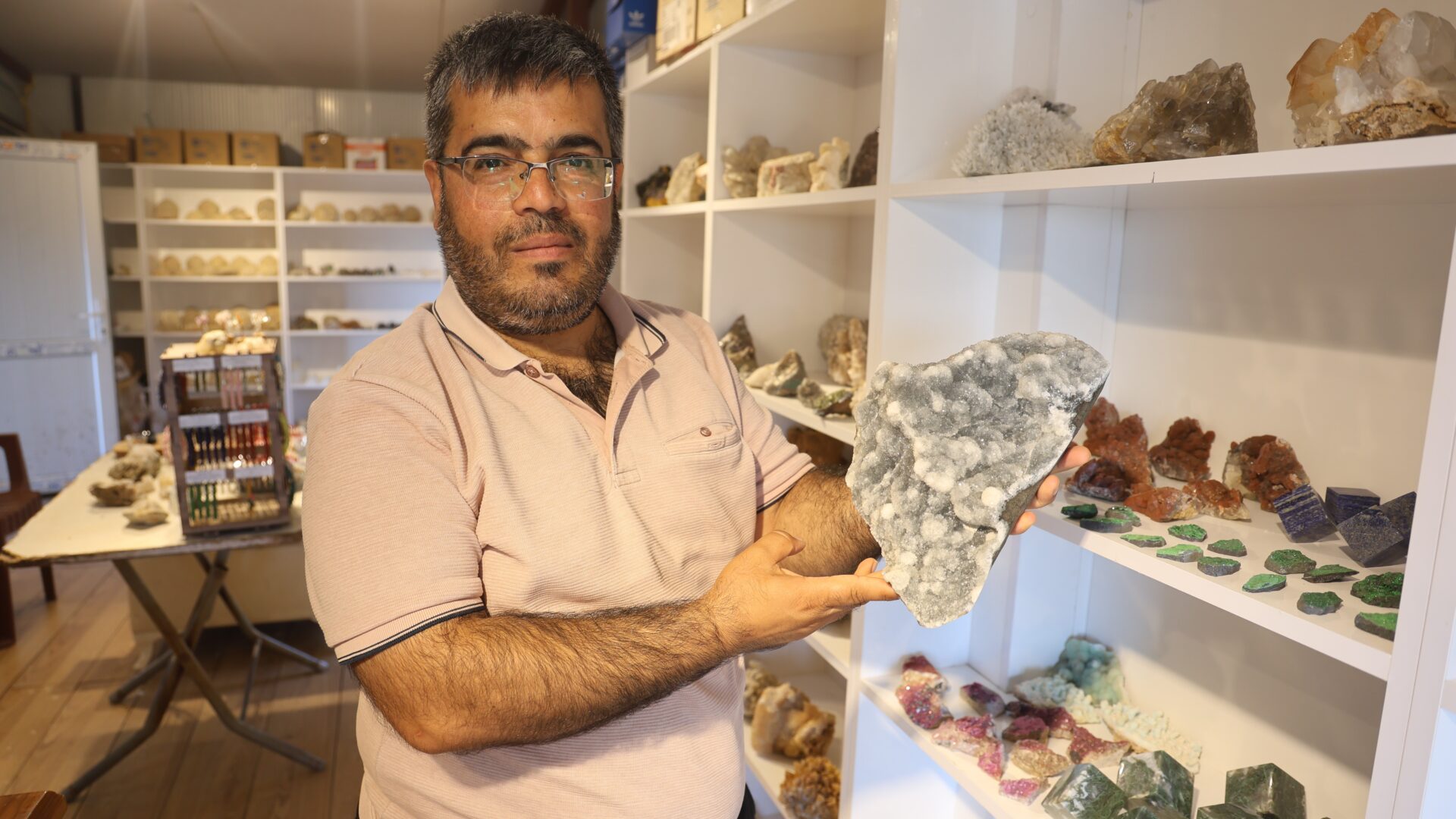 10 yılda 79 ili gezerek 15 bin taş topladı