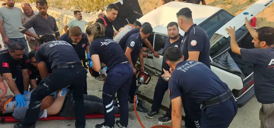 Otomobilde sıkışan 2 kişikurtarıldı
