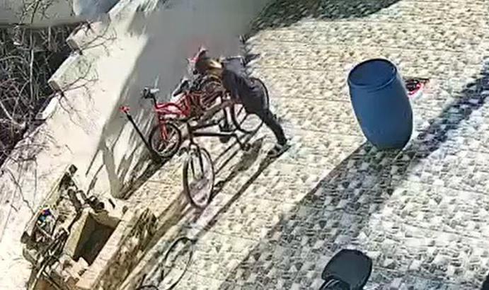  Bisikleti evinin önünden çalındı