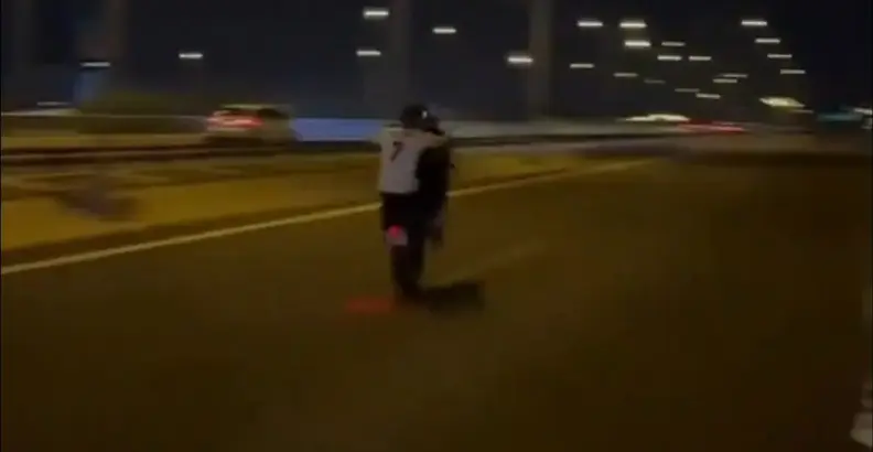Motosikletle akrobasi yaptı cezayı yedi
